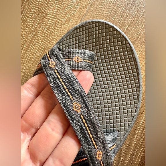 NWOT Grey Z/2 Classic Chaco Sandals with Orange Pattern - Picture 9 of 9